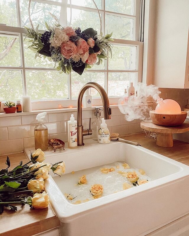 Swipe ➡️ for some Videos of the DREAMIEST milk bath ✨🌸☺️! ⁣
⁣
In February I decided that I wanted to bring a lot more video into my spaces online..... one more step into the storytelling and I have completely fallen in love with it! I have been shar