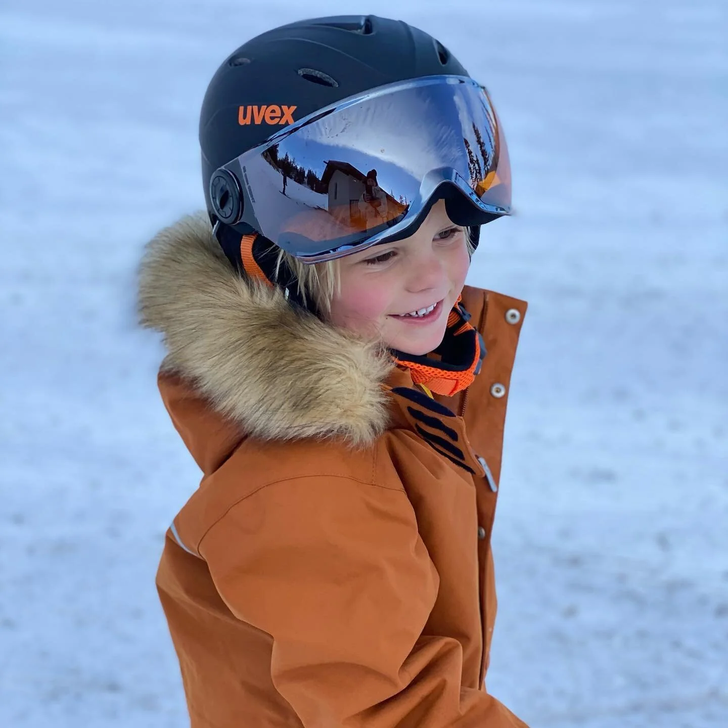 Ollie&rsquo;s first day on skis!! He did great AND... ❄️ ⛄️ Uvex - helmet / goggle all in one combo is life changing. IN STOCK. No more loosing the goggles AND if your lil&rsquo; people wear glasses, the goggles slide right over no problem.  #mountai