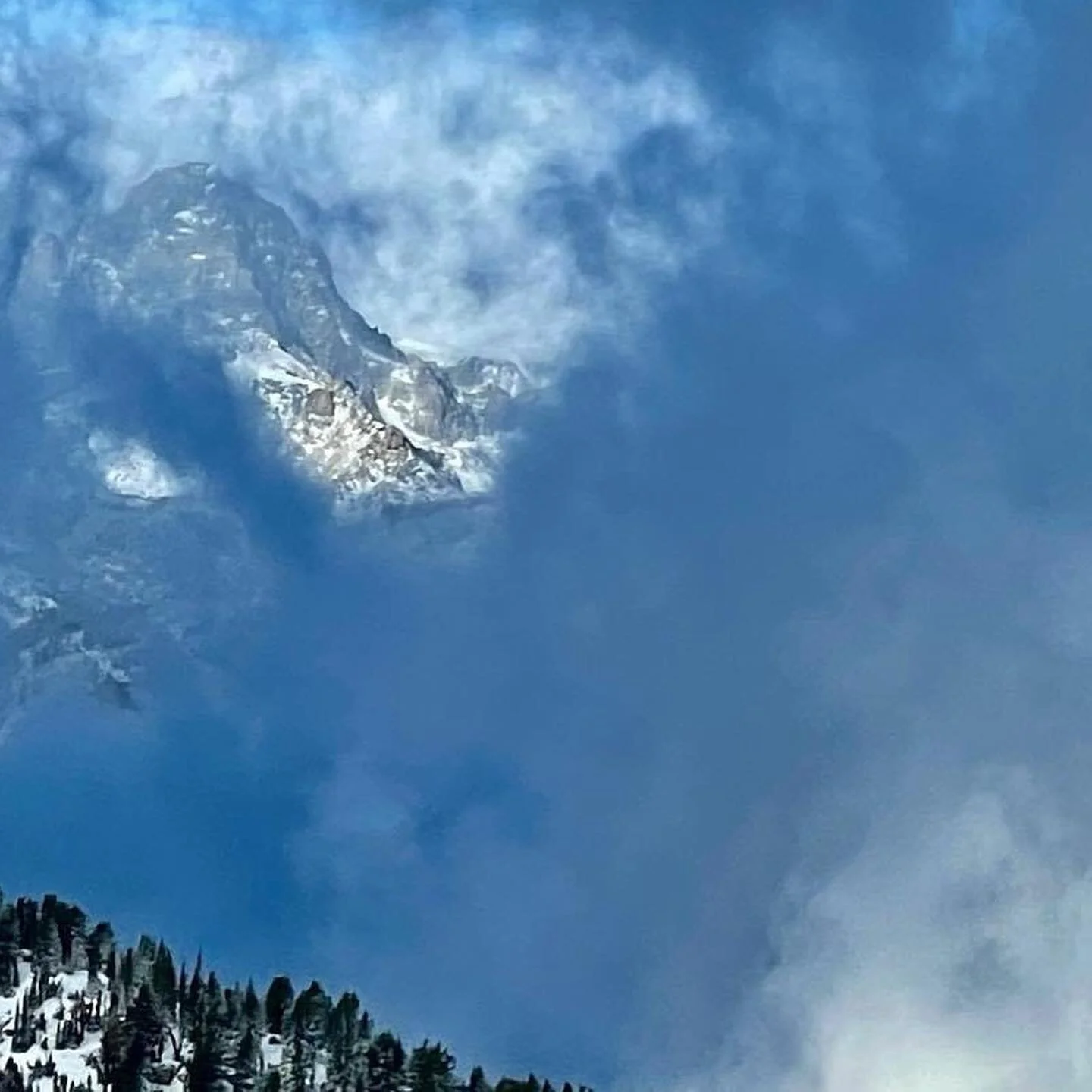 @mammothmountain got snow last night! Be patient and we&rsquo;ll all be enjoying it soon-ish 🙂 #nosmalladventure #mammothmountain #easternsierra 📸 @johnherzdog