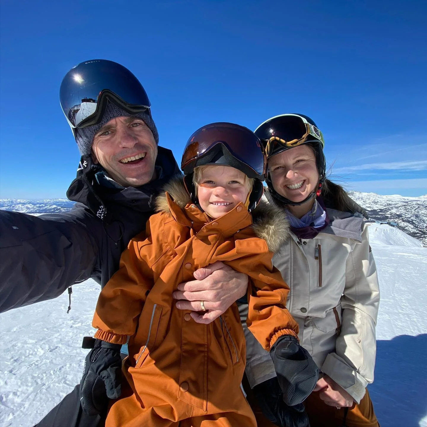 Today we&rsquo;re saying HELLLLOO from the top of Mammoth Mountain! #mammothstories #mammothmountain #nosmalladventure #reima