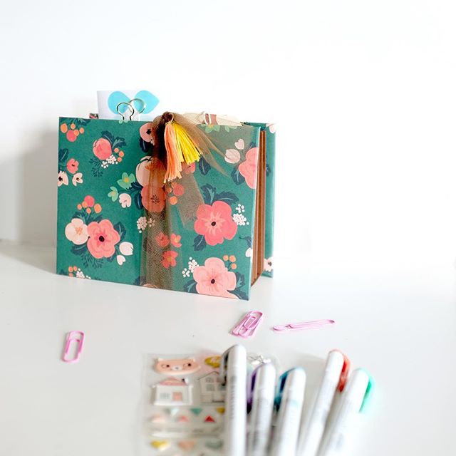 My #DIY went live on the @cratepaper blog yesterday! I made a little organizer to keep planner supplies handy on my desk. Used the floral paper from Wonder 💕💯 my fave

#cratepaper #papercrafting #plannernerd #planneraddict #scrapbooking #fuji #x100