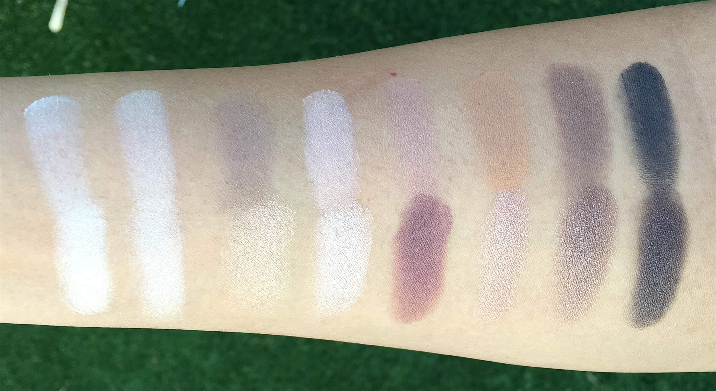 Left to right: Top Row- Blanc, Canvas, Cool Taupe, Pink Nude, Clay, Terracotta, Dark Brown, Jet Black; Bottom Row- Light Gold, Almond Pearl, Medallion, Light Pewter, Amethyst, Rose Bronze, Dark Mocha, Truffle