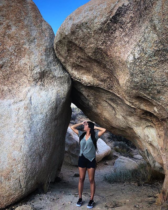 There&rsquo;s a boulder over my shoulder 🧗🏽&zwj;♀️ #joshuatree
