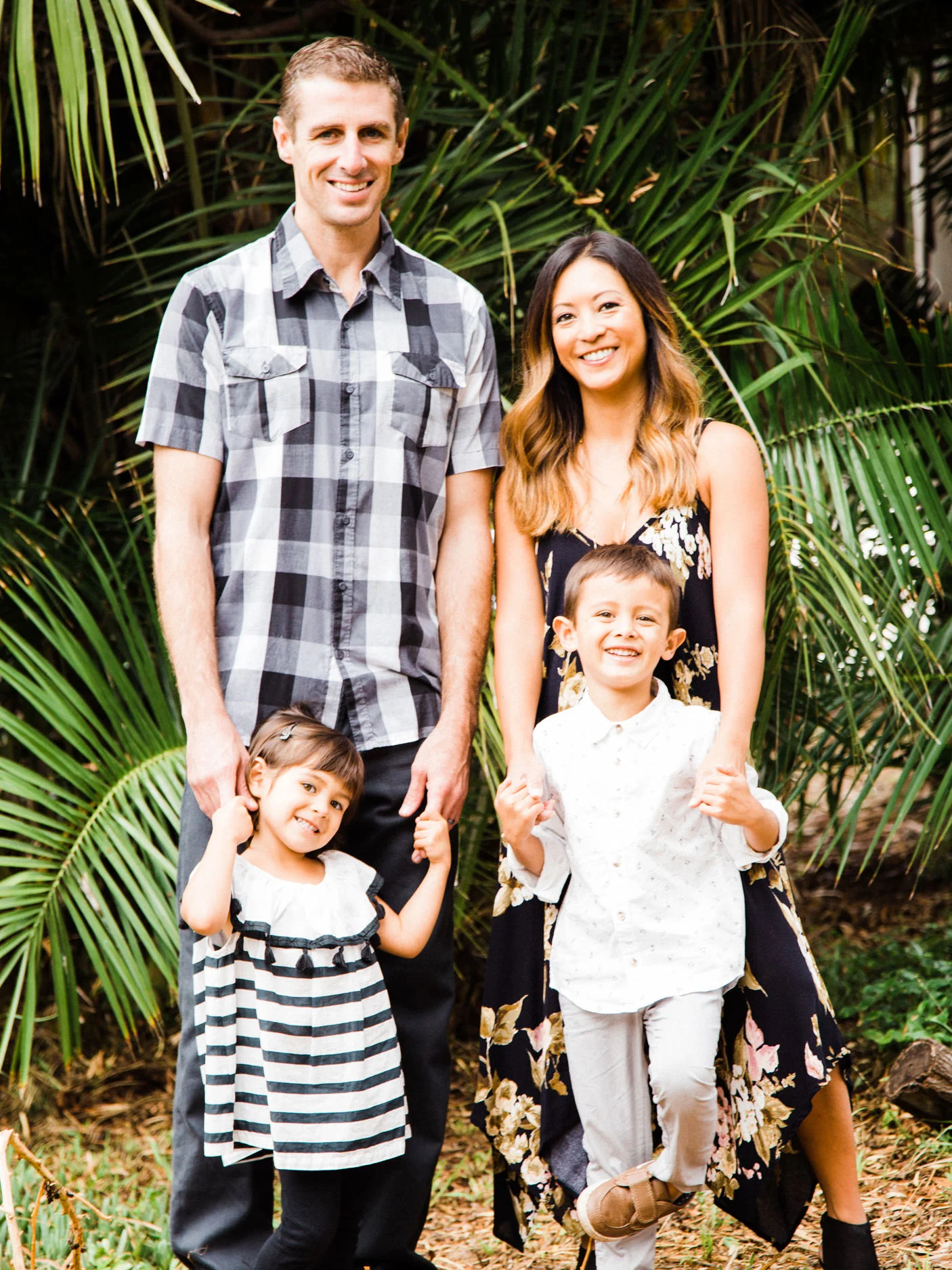 Valley Park Hermosa Beach Valley Park Hermosa Beach Family Portrait Photographs and Valley Park Hermosa Beach Family Portrait Photography from Fine Art Family Portrait Photographer, engagement photographer and Wedding Photographer Daniel Doty Photography.