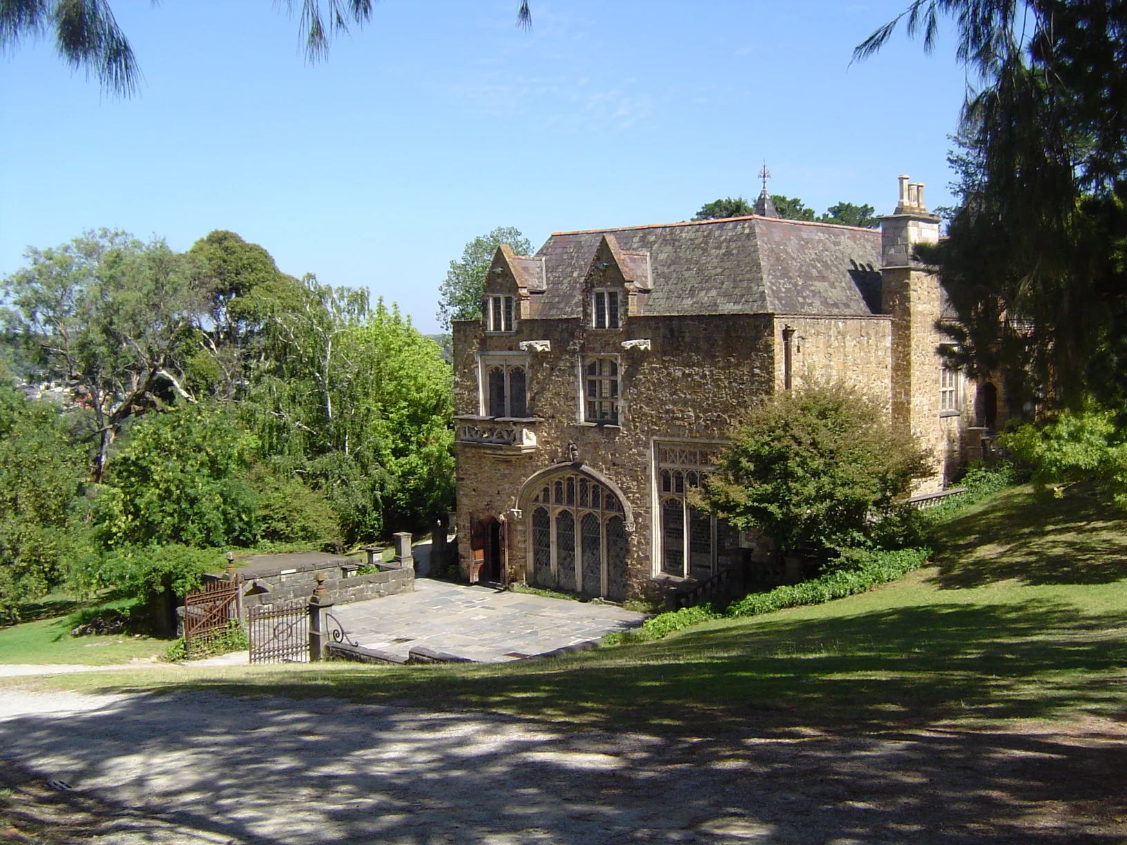 The_Great_Hall_at_Montsalvat.jpg