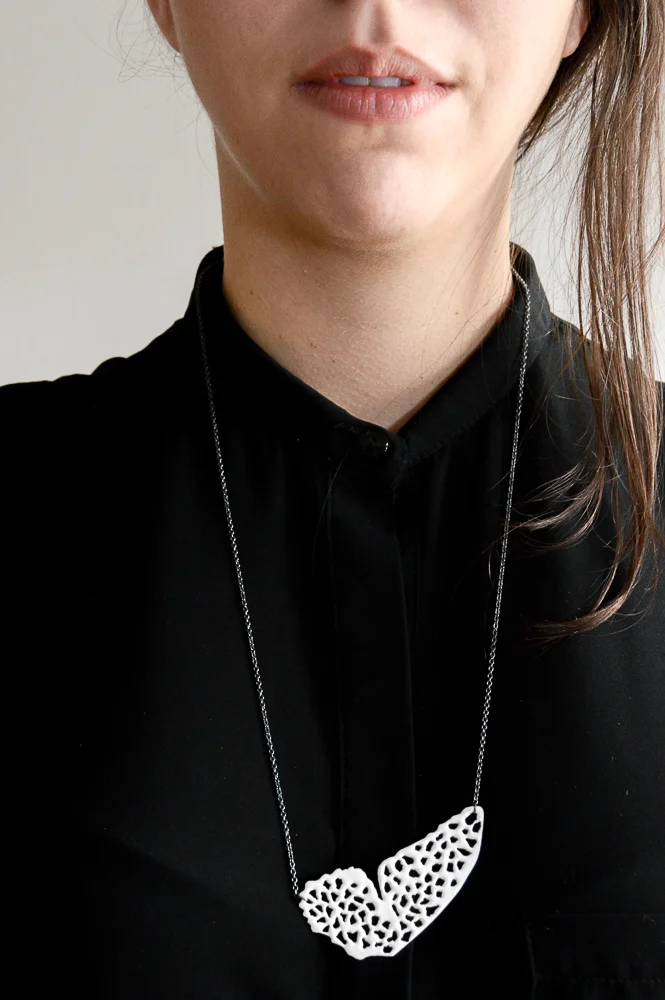 collar ala grande powder coating blanco cadena negra.jpg