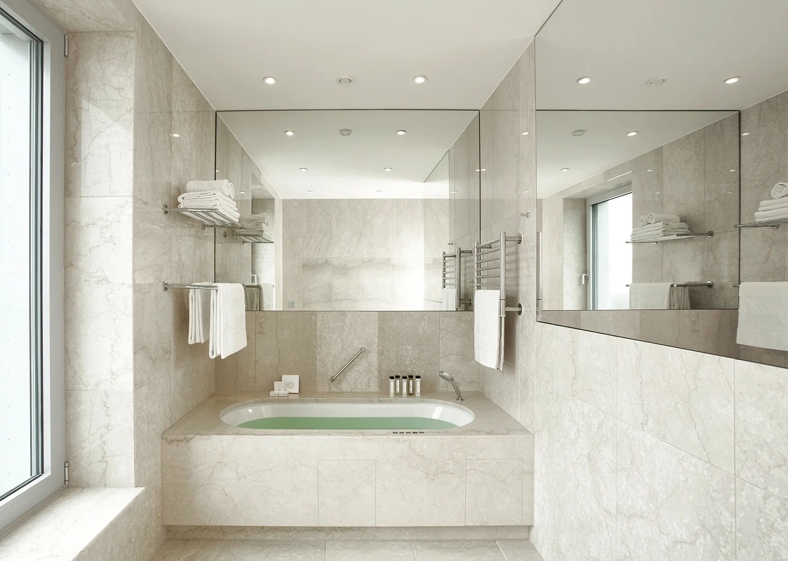 04_Kempinski_set.jpg