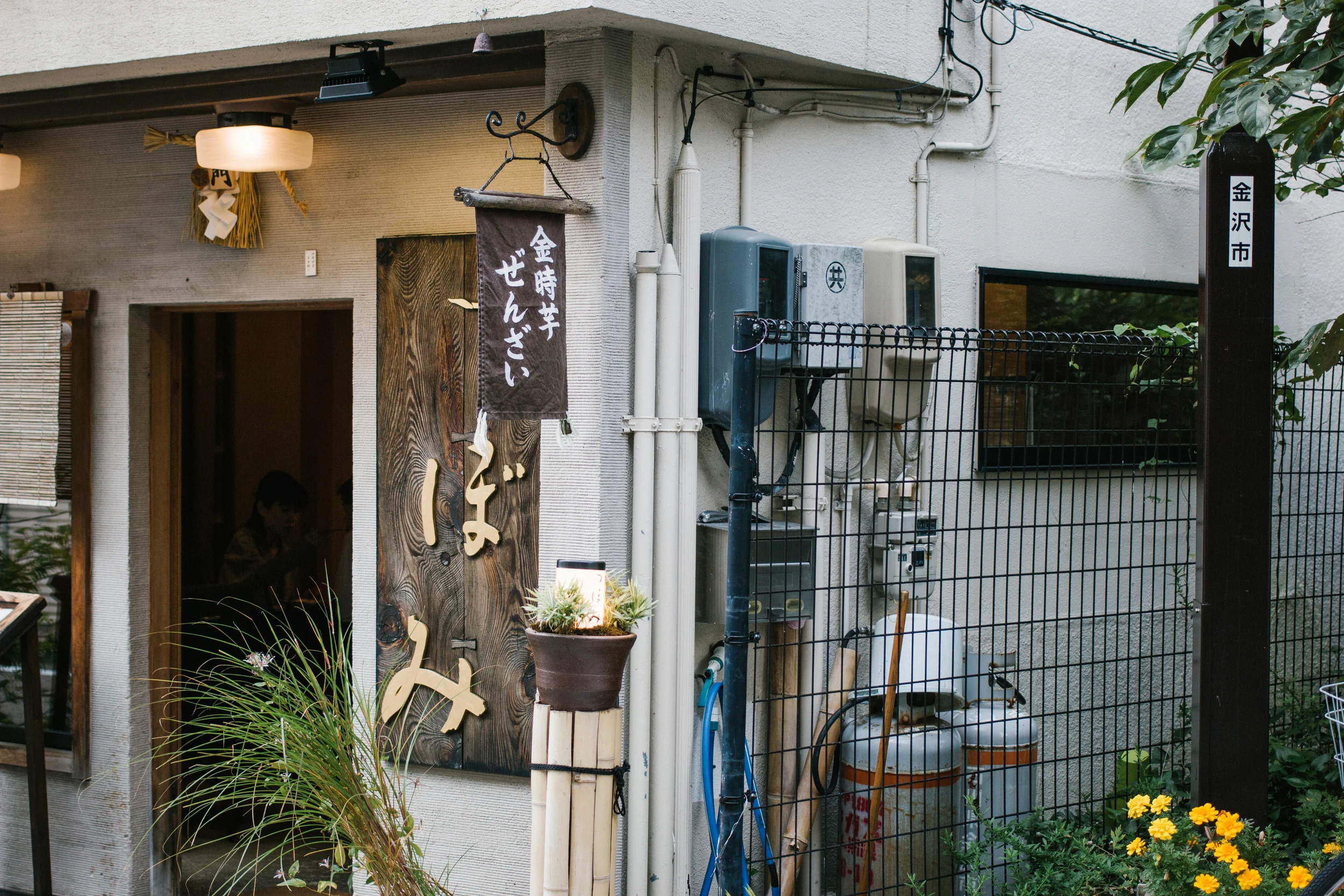 One of the best dessert shops つぼみ with a serene garden and pond in the back