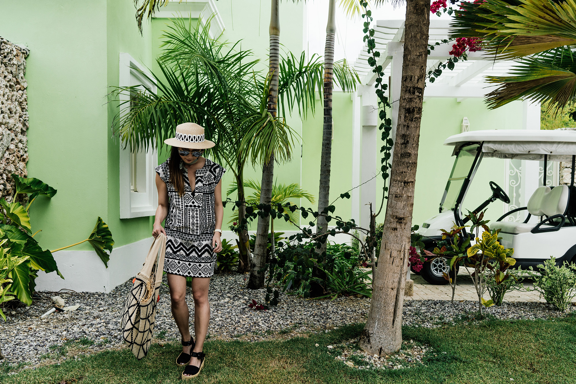 Madewell Tunic , Céline Sandals, Sophie Anderson Tote , Eugenia Kim Hat