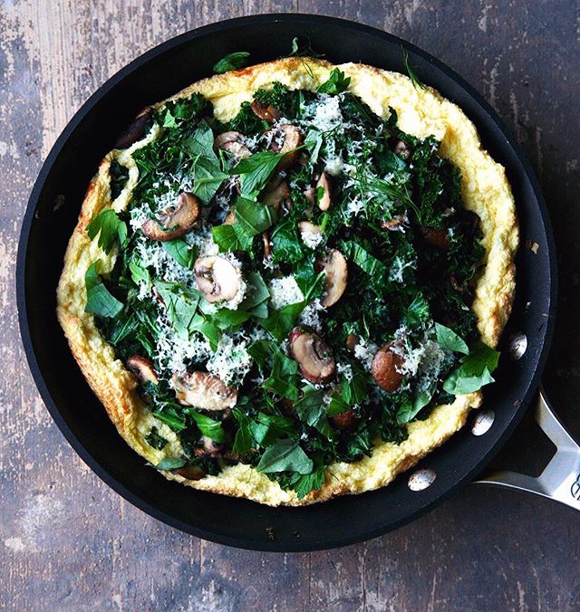 souffl&eacute; omelettes (soufflettes?) &gt; cloud eggs, always 🍳 [this one's topped with saut&eacute;ed kale, mushrooms, and basil]