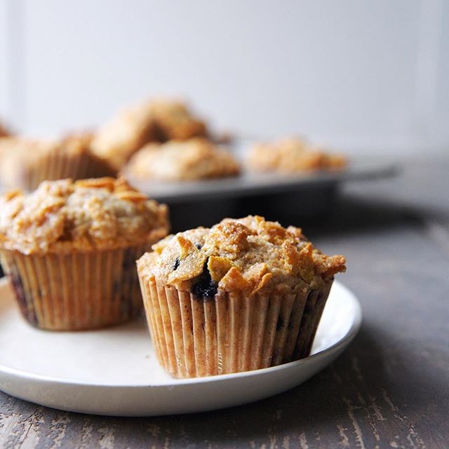 that's a crunchy, buttery, salty-sweet cornflake topping 🙋🏻🙋🏻recipe for blueberry cereal muffins coming next week!