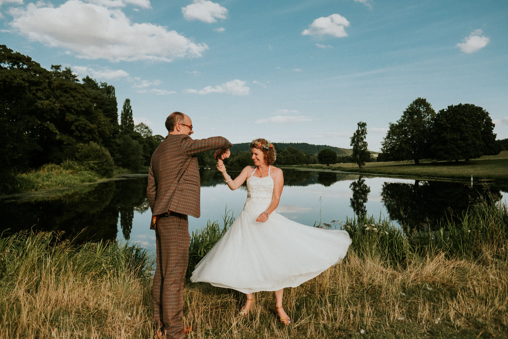 60 Festival wedding smoke bombs fun creative cool joanna nicole photography1.jpg