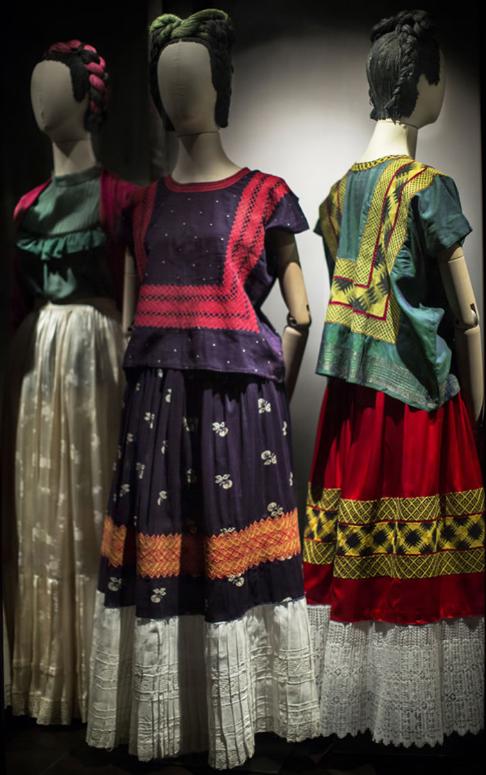 FOTO VÍA MUSEO FRIDA KAHLO, EXPOSICIÓN LAS APARIENCIAS ENGAÑAN: LOS VESTIDOS DE FRIDA KAHLO