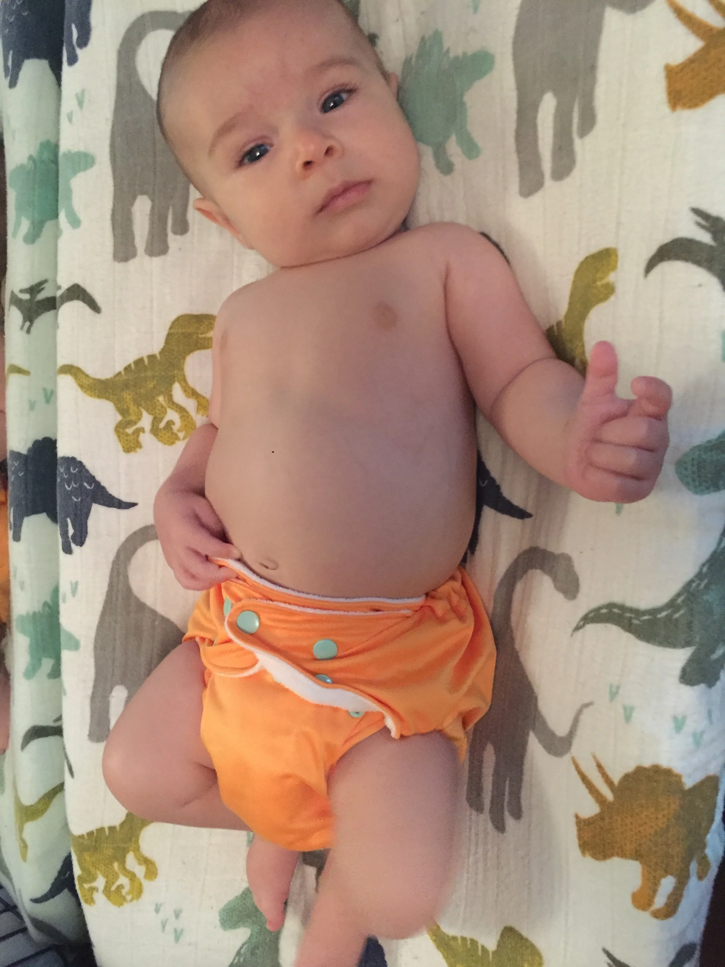 Thumbs up for dad’s favourite colour of diaper! 