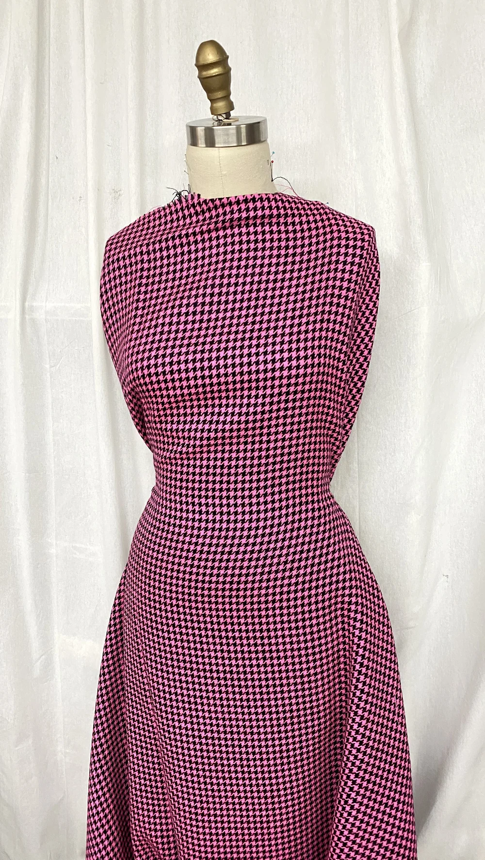 Fuchsia/Black Lightweight Houndstooth Wool — Mendel Goldberg