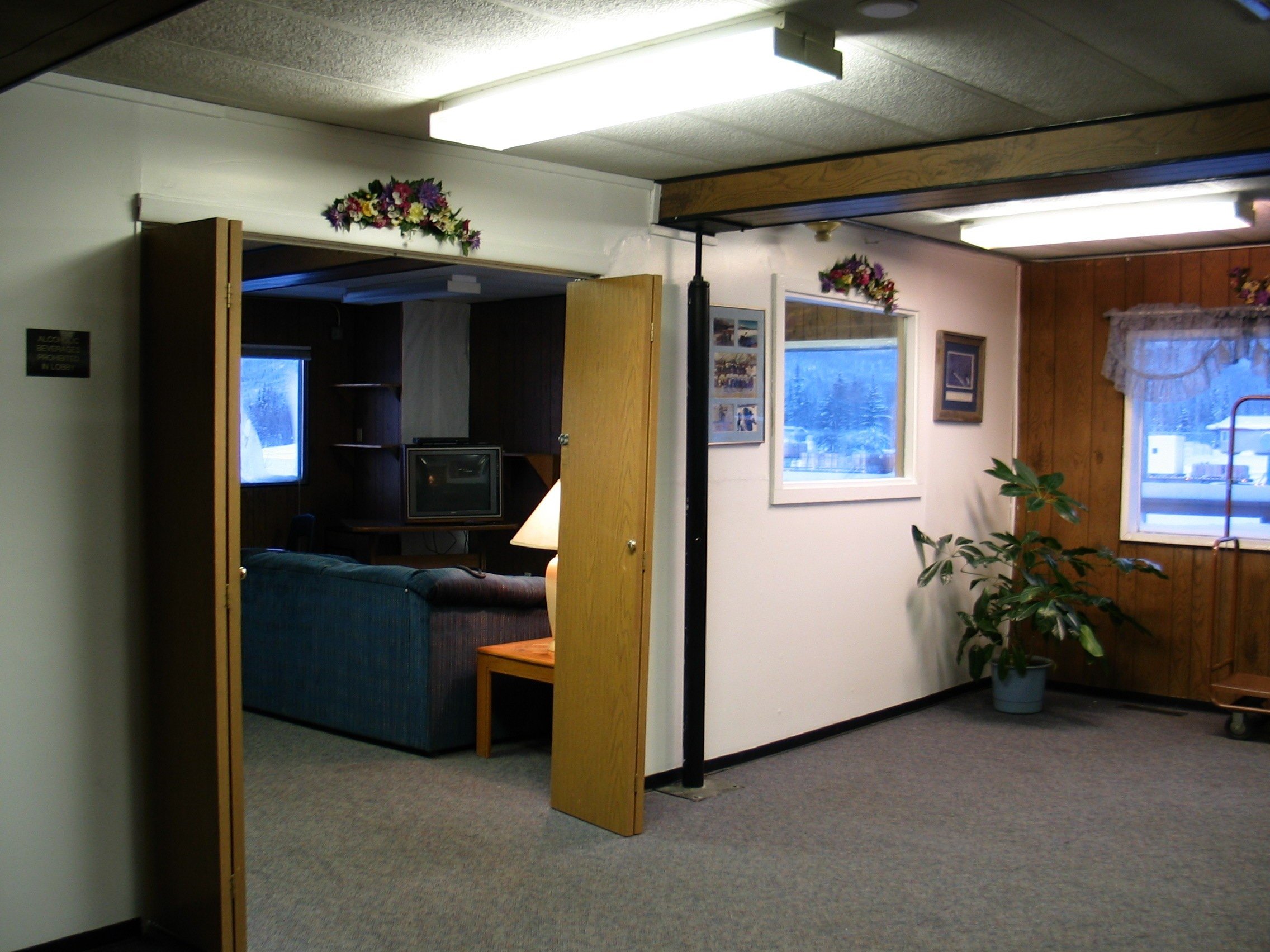 CXF - Slate Creek Inn TV Room & Lobby - 2003 Dec.jpg