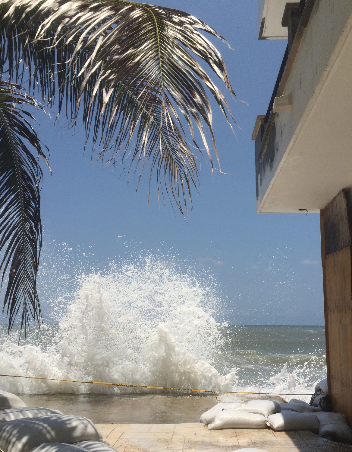 ventanas.mexico.crashing-wave-living-in-mexico.image.jpg