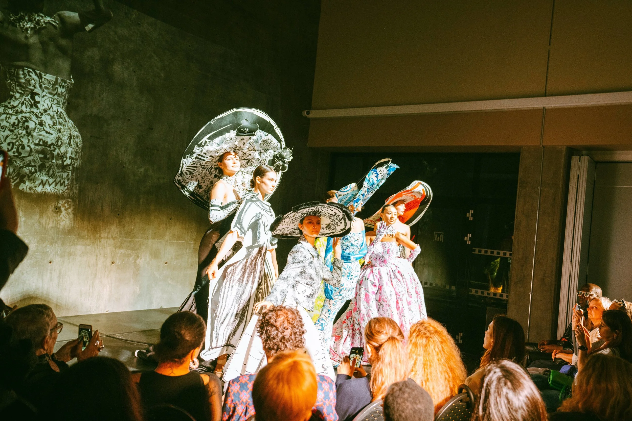 WALKING ART Performance show by EDDA GIMNES