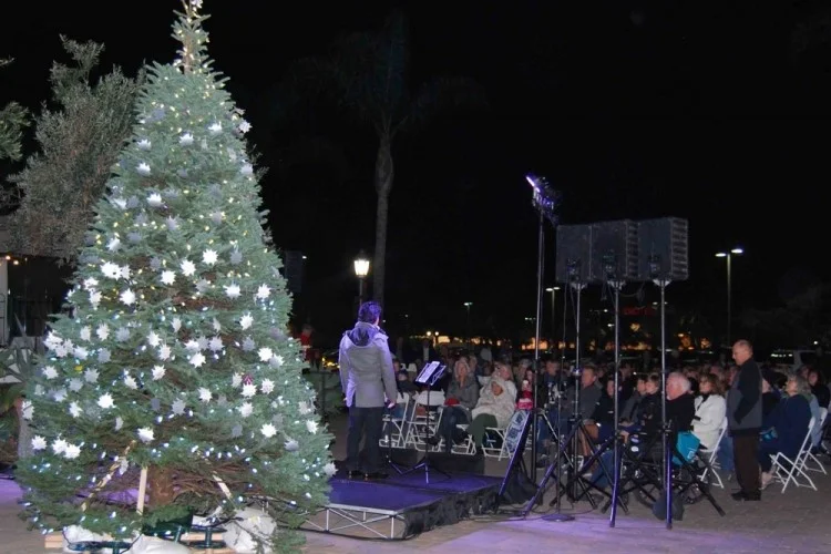 The 33rd annual Light Up A Life tree lighting ceremony in Goleta was hosted by Hospice of Santa Barbara. Community members placed stars on the tree during the event to honor loved ones and friends who have died. (Brooke Holland / Noozhawk photo)