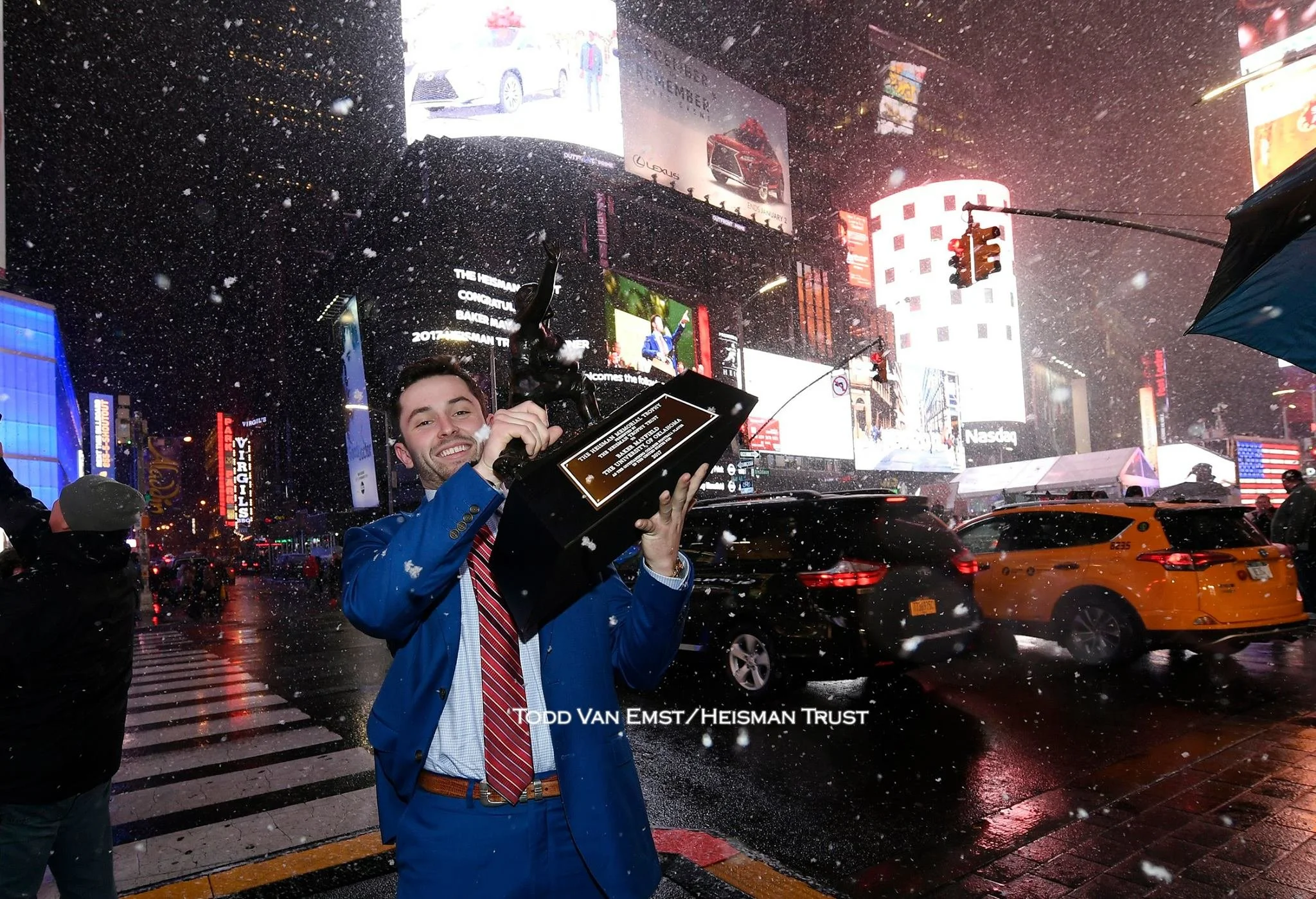 Baker Mayfield pose with the Heisman Trophy in Times Square