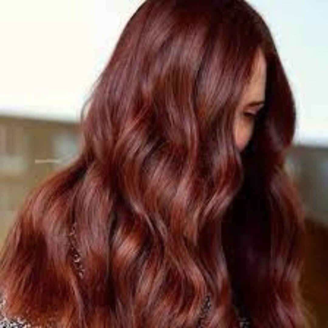 Who doesn't love the subtle shades of red and auburn? 😍🥰

#redhead #redtint #longhair #hairstyles #haircolors #waves #redhair #redhairstyles #salonsnearme #serendipityhaidesign #SHD