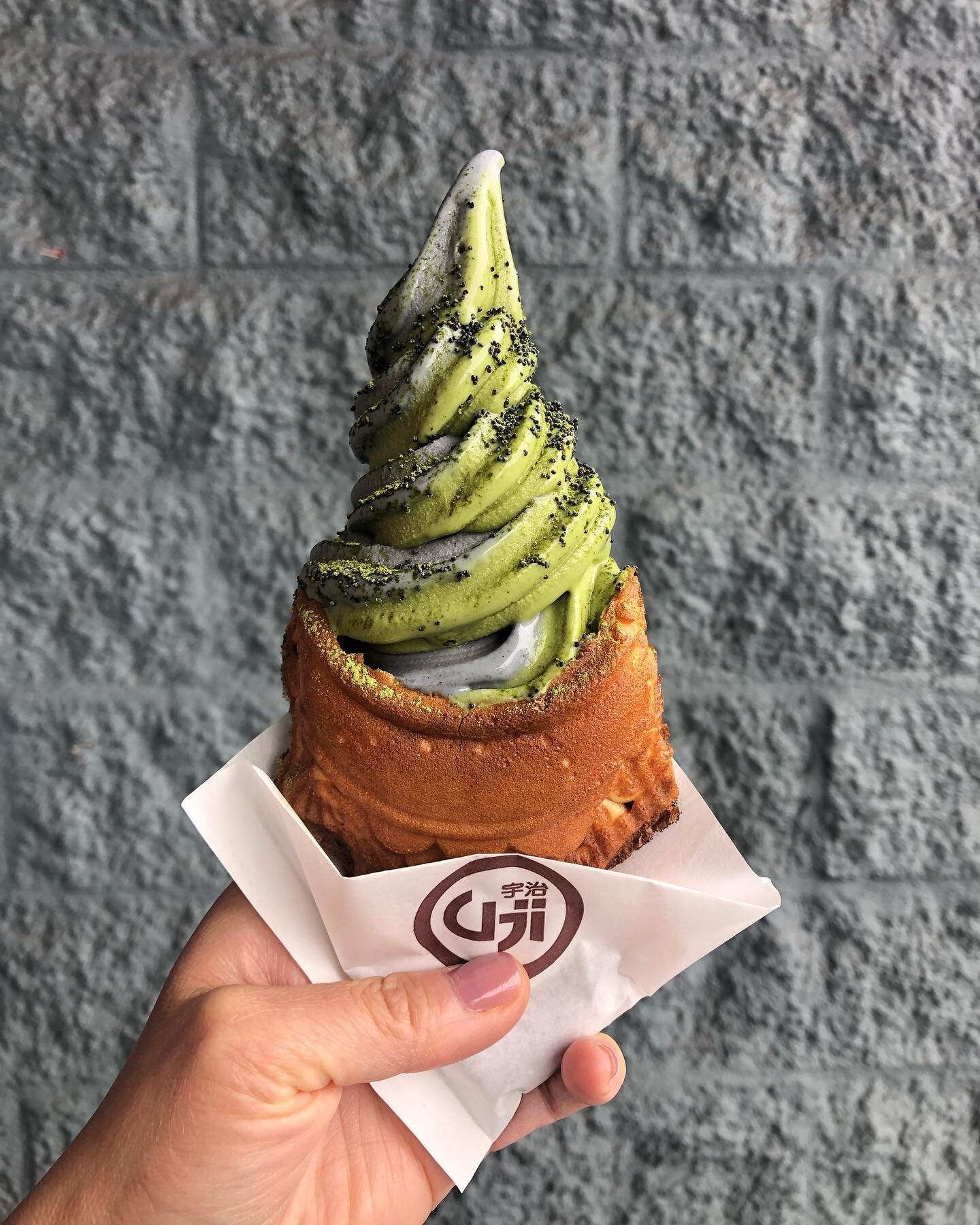 Soft serve in a fish cone never gets old.🍦🐟 Matcha plus black sesame🌀 @ujitimedessert #dineLA