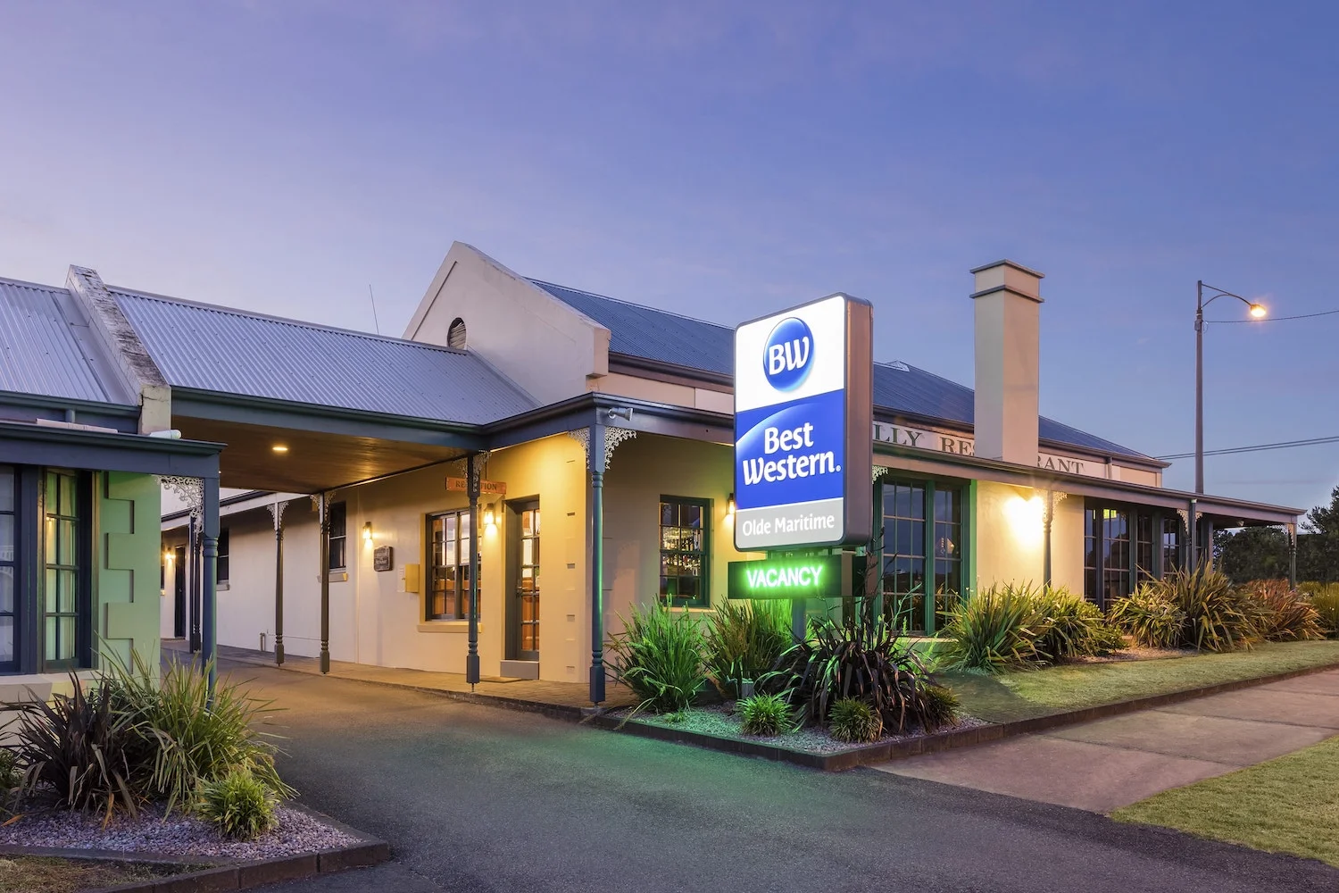 best-western-olde-maritime-warrnambool-signage-entrance