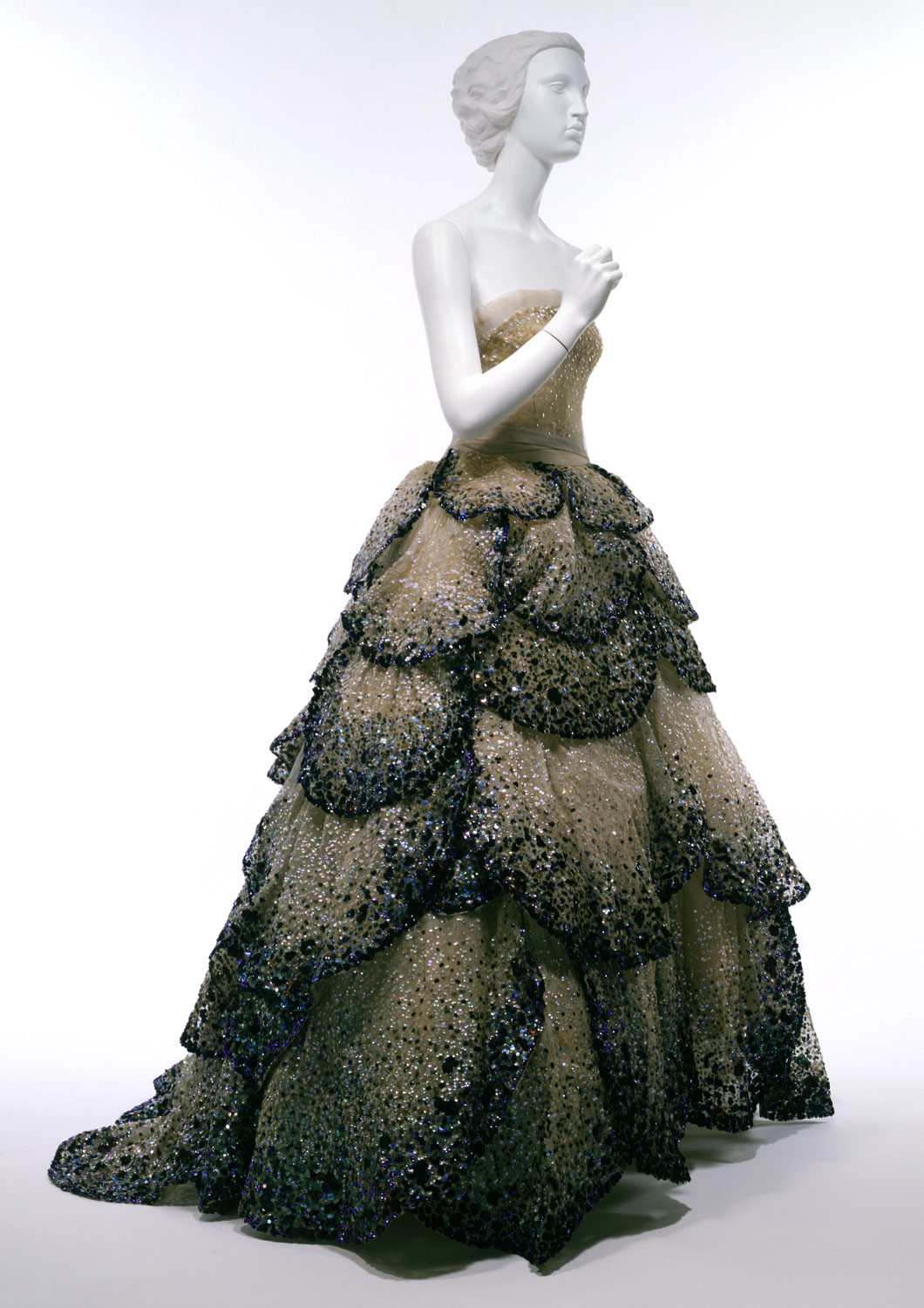 "Junon" - at the Metropolitan Museum of Art, Costume Institute.Design House: House of Dior (French, founded 1947) Designer: Christian Dior (French, Granville 1905–1957 Montecatini) Date: fall/winter 1949–50Culture: FrenchMedium: silk, plasticCredit …