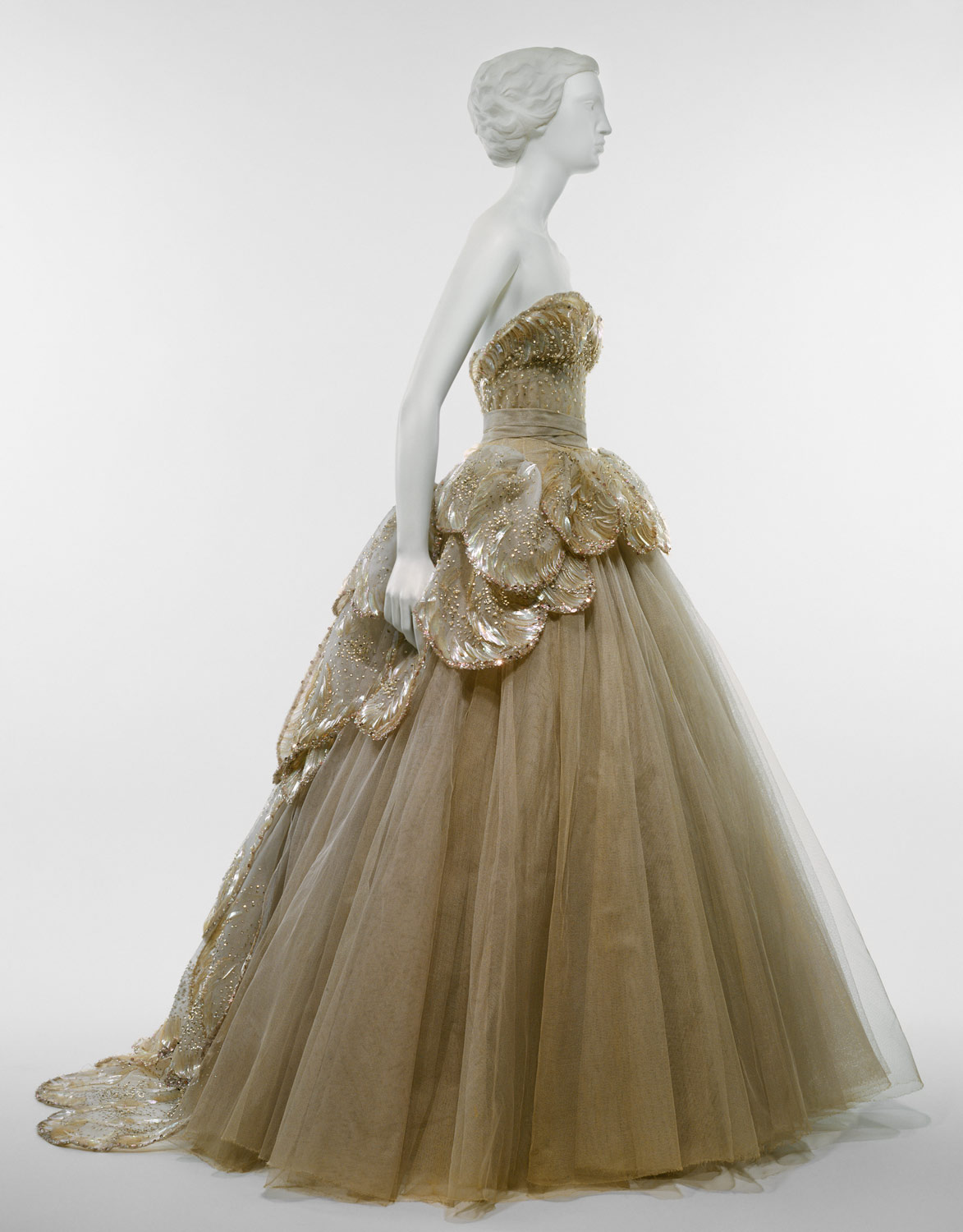 "Venus" gown at the Metropolitan Museum of Art, Costume InstituteDesign House: House of Dior (French, founded 1947) Designer: Christian Dior (French, Granville 1905–1957 Montecatini) Date: fall/winter 1949–50Culture: FrenchMedium: silk, sequins, rhi…