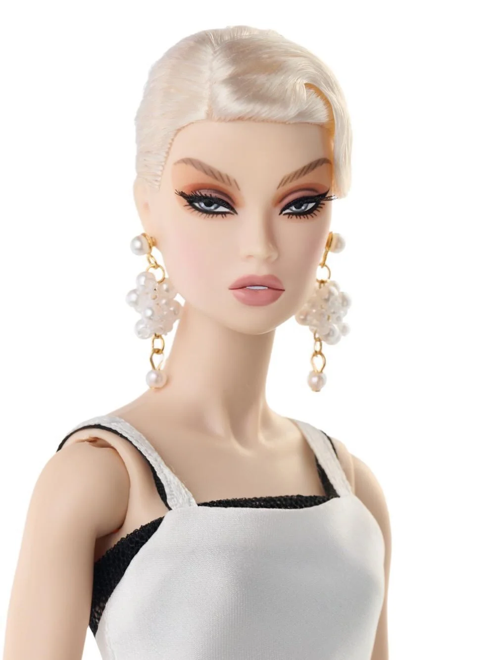 Anais Perrin is the new #FashionRoyalty doll by @jasonwu for @integrity_toys . Read about her at my website, link in bio and stories.
#anaisperrin #fashionroyalty #jasonwu #integritytoys