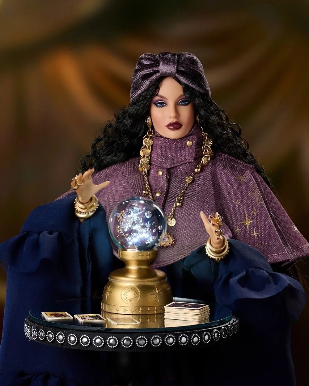 Le Cirque Cabaret is the theme for the online event for W Club members organised by @integrity_toys in November. We have a new doll to whet our appetite: Clairvoyante Rayna Ahmadi! Read more in my website, link in bio and stories.
#LeCirqueCabaret #I