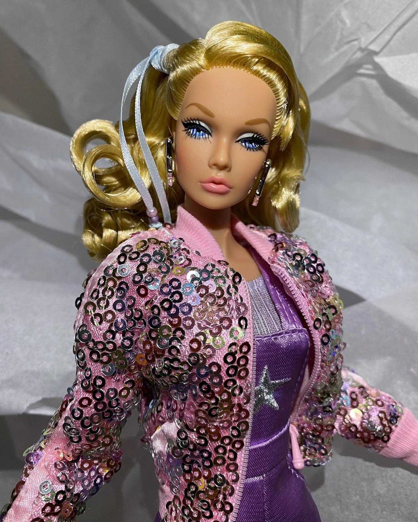 I think @therealonj would have been thrilled with the Star Muse #PoppyParker doll!
#davidbuttry #integritytoys #starmuse #xanadu #fashiondoll #fashiondolls #doll #dolls #dollstagram #dollcollector #dollphotography #dollphotogallery #dollcollection #d
