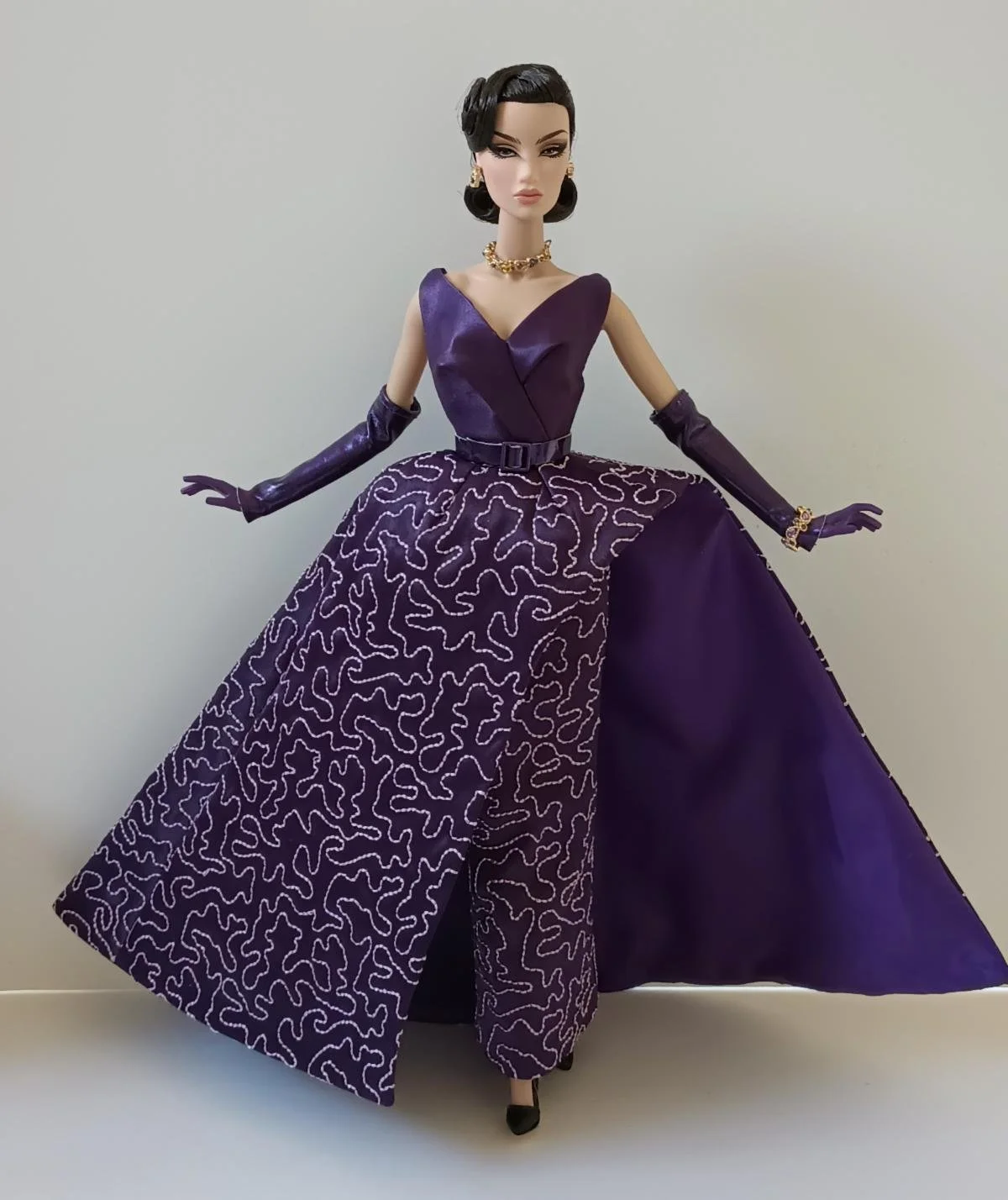 "Redefined Luxury" Kyori Sato modeling "Purely Elegant Extravagance" fashion on the FR 6.0 body