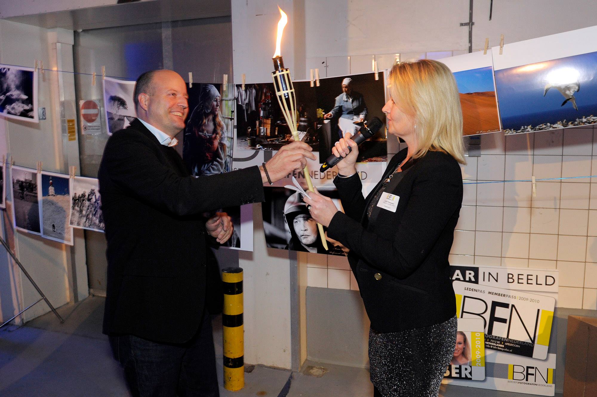 BFN voorzitter Judith Keessen draagt de fakkel over aan Lars Boering directeur van de DuPho en voorheen Fotografenfederatie. foto's BFN Slotavond: Lens de Graaf