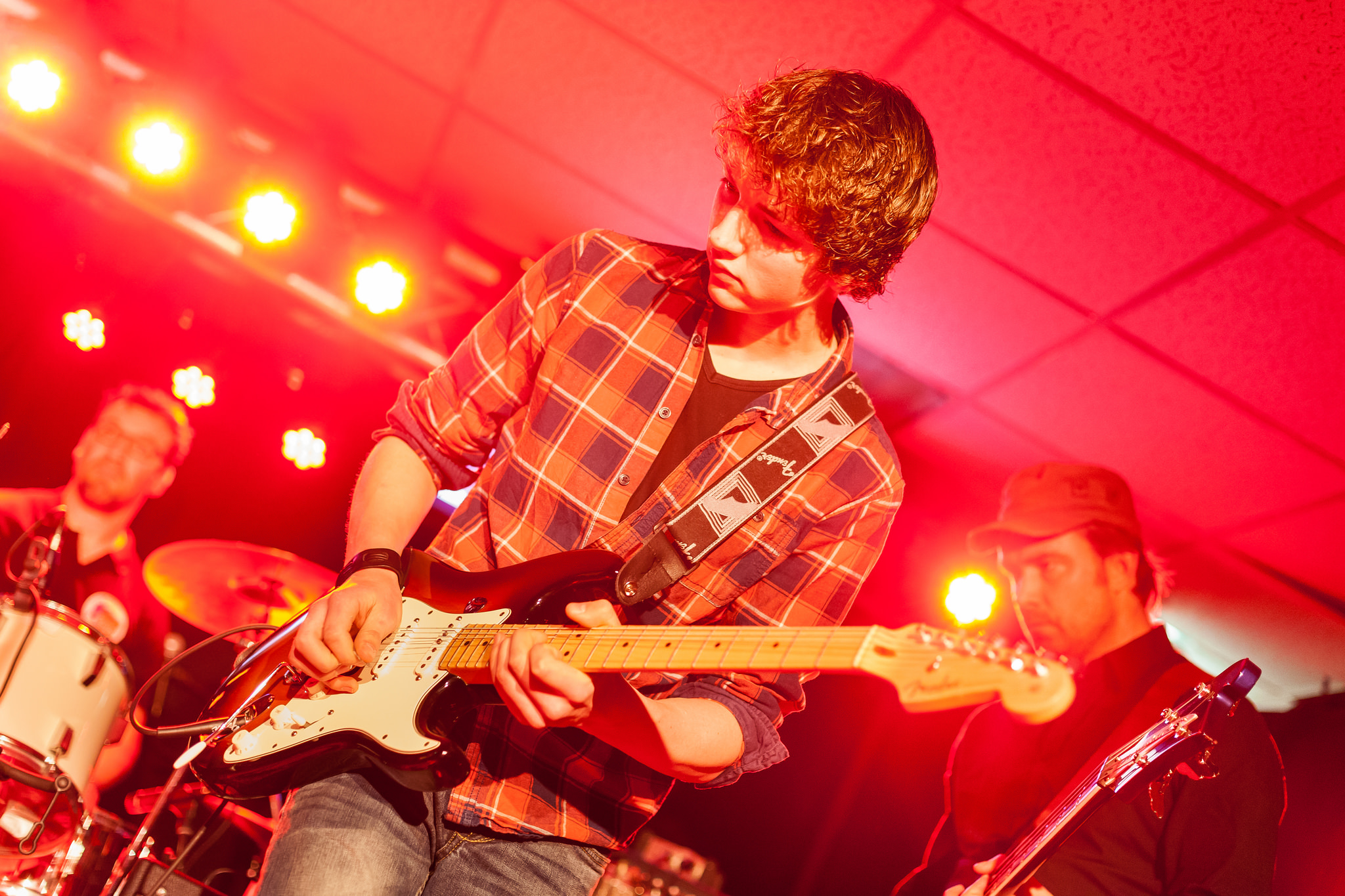 Tom Veltien in actie op het 'In The Attic' live music festival in Café Restaurant Marktzicht Heino.