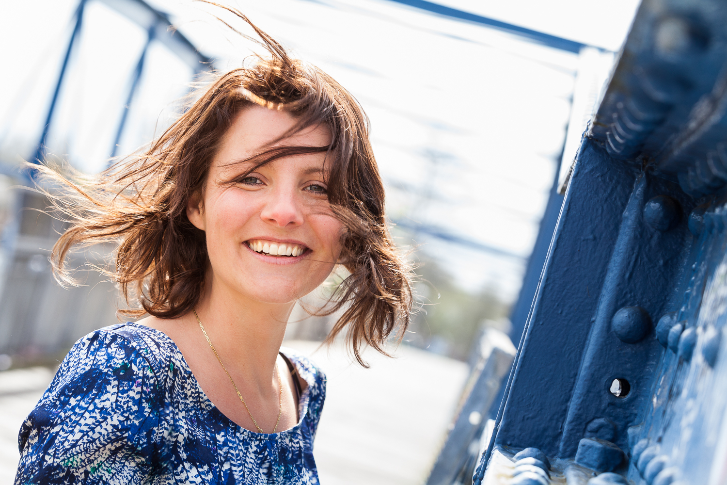 Portret van onderzoeks jounalist en programmamaker Sonja van der Sar op een herkenbare locatie in Zwolle.
