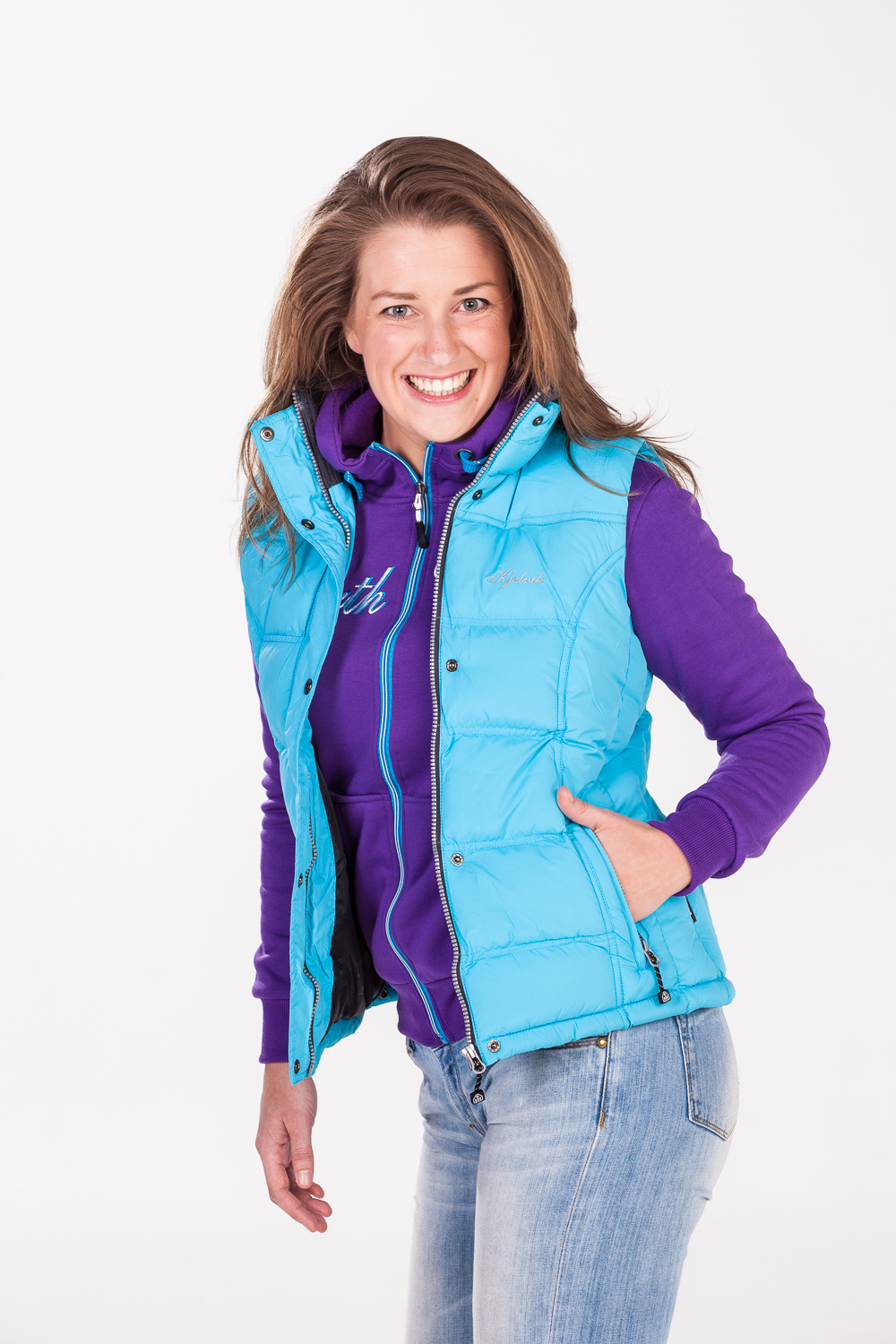 Kledingfotografie op model in de fotostudio voor Kjelvik Outdoor Clothing