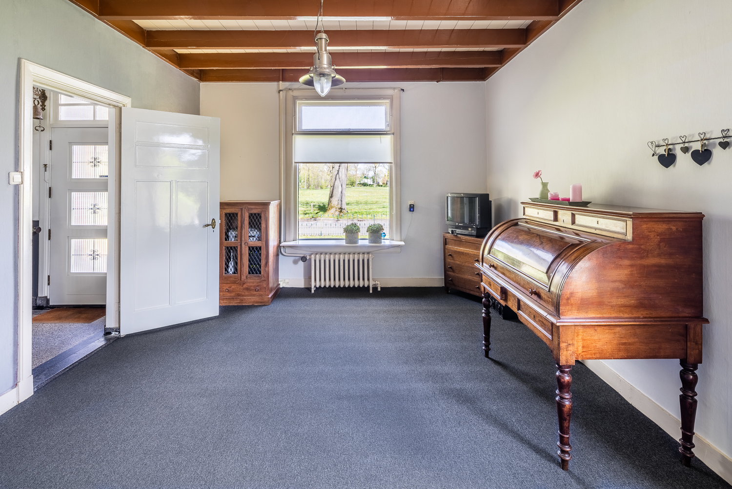 Werkkamer met vrij uitzicht aan 2 zijden. Met wastafel en ingebouwde kast. Eventueel geschikt als slaapkamer