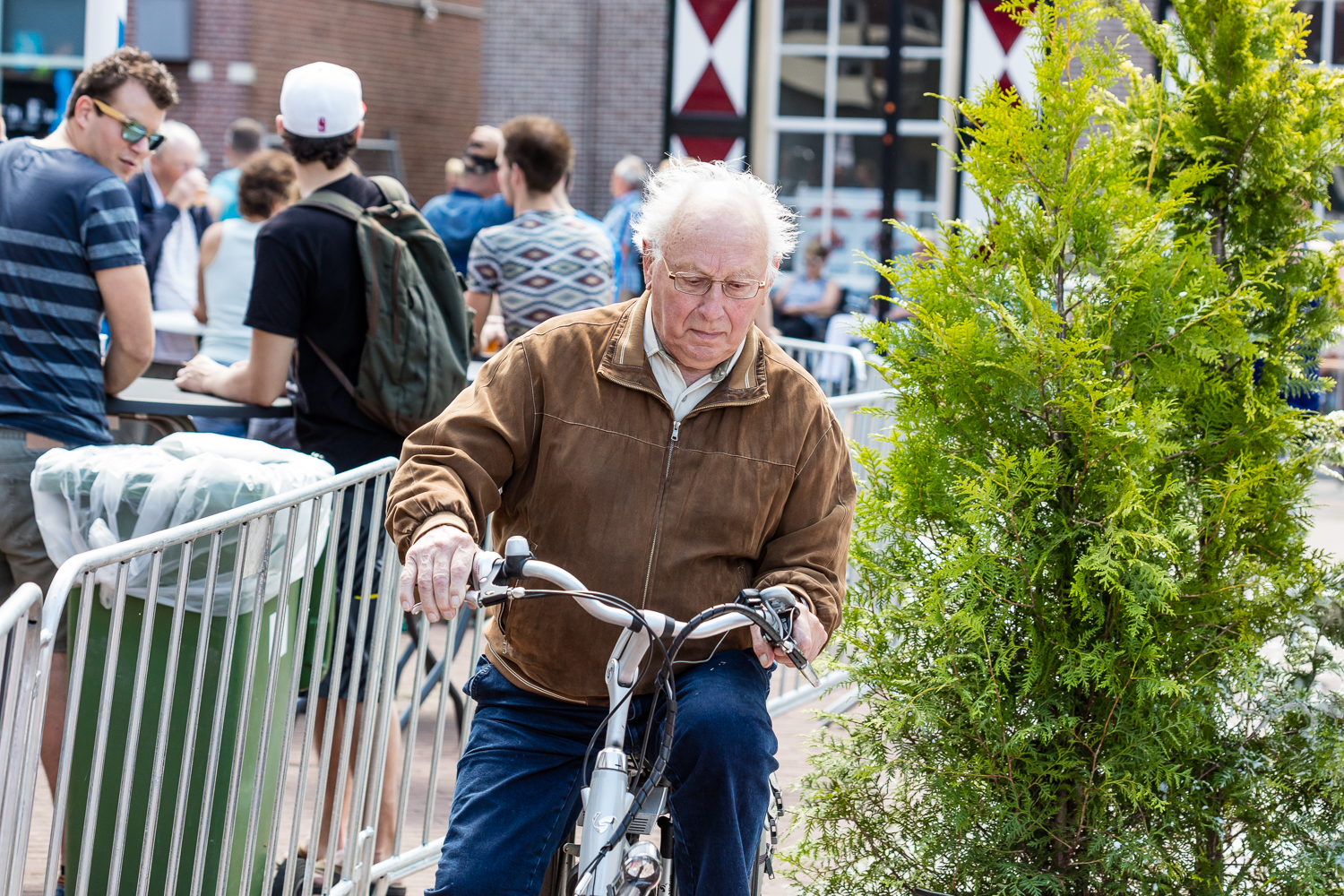 Deze man was een beetje verrast door alle obstacles midden op straat