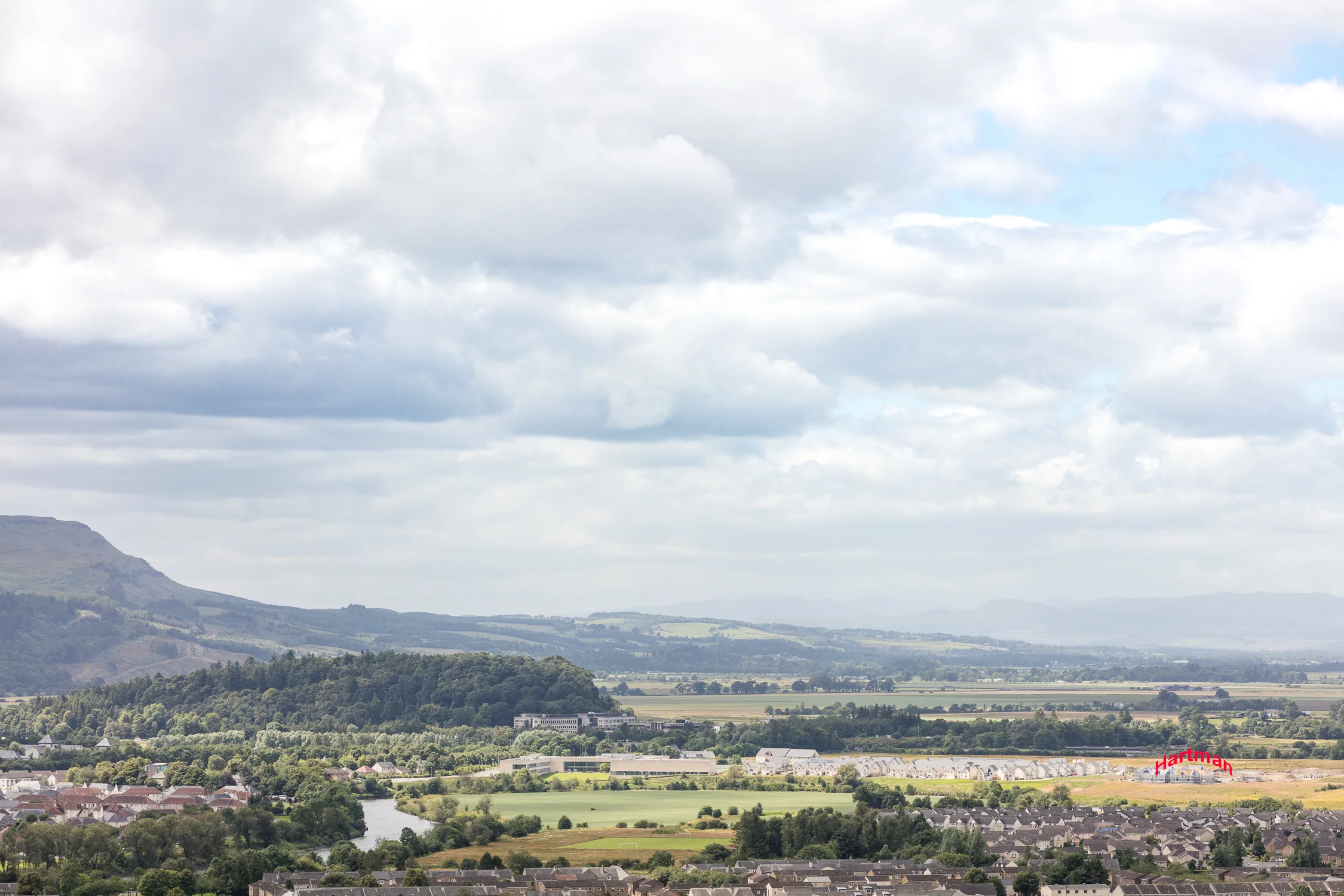 Een blik op de Highland Gate development vanaf Wallace Monument, met links Forth Valley College en rechts de Hartman Residence