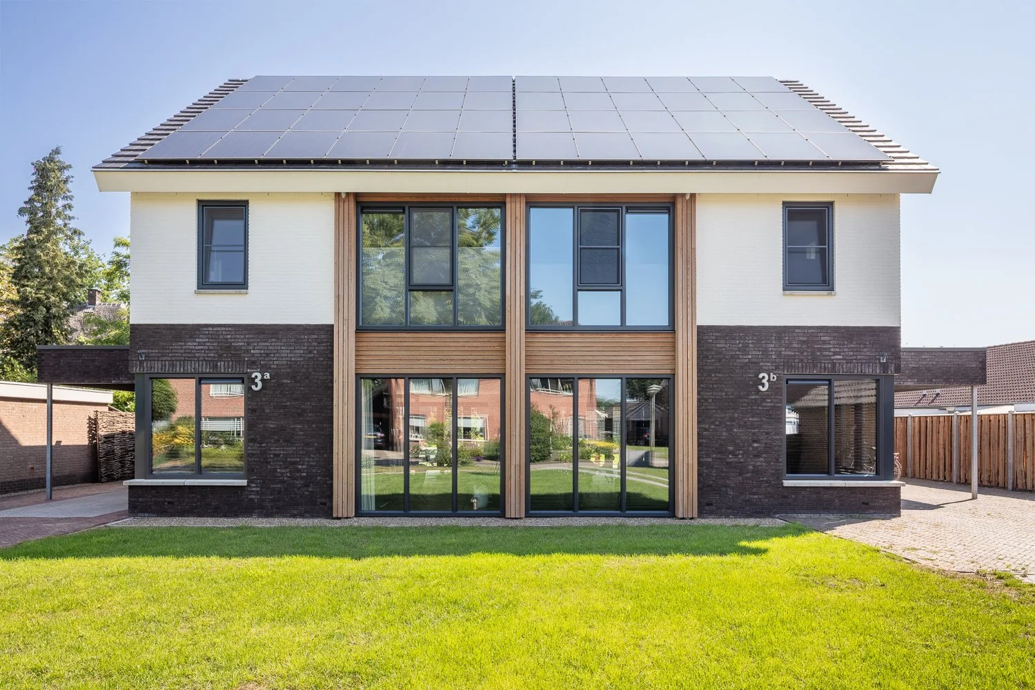 Nu we weer volop in de herfst zitten en de winter eraan komt, kijk ik met enige weemoed terug aan de foto's die ik afgelopen zomer mocht maken voor @bouwbedrijfvosman uit het Sallandse #Raalte! Lekker buiten aan het werk en overal warm ontvangen. Nat