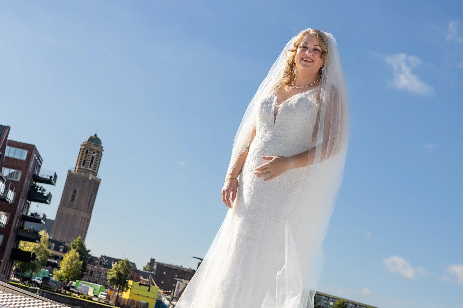 Bruid op de uitkijk vanaf het schip aan de Schuttevaerkade in Zwolle
