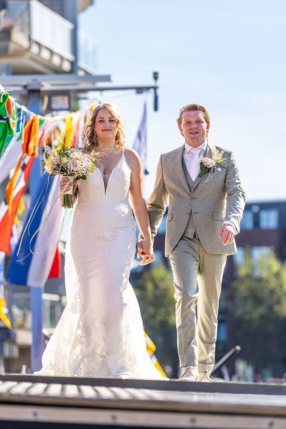 Bruidspaar aan de wandel op binnenvaartschip in Zwolle