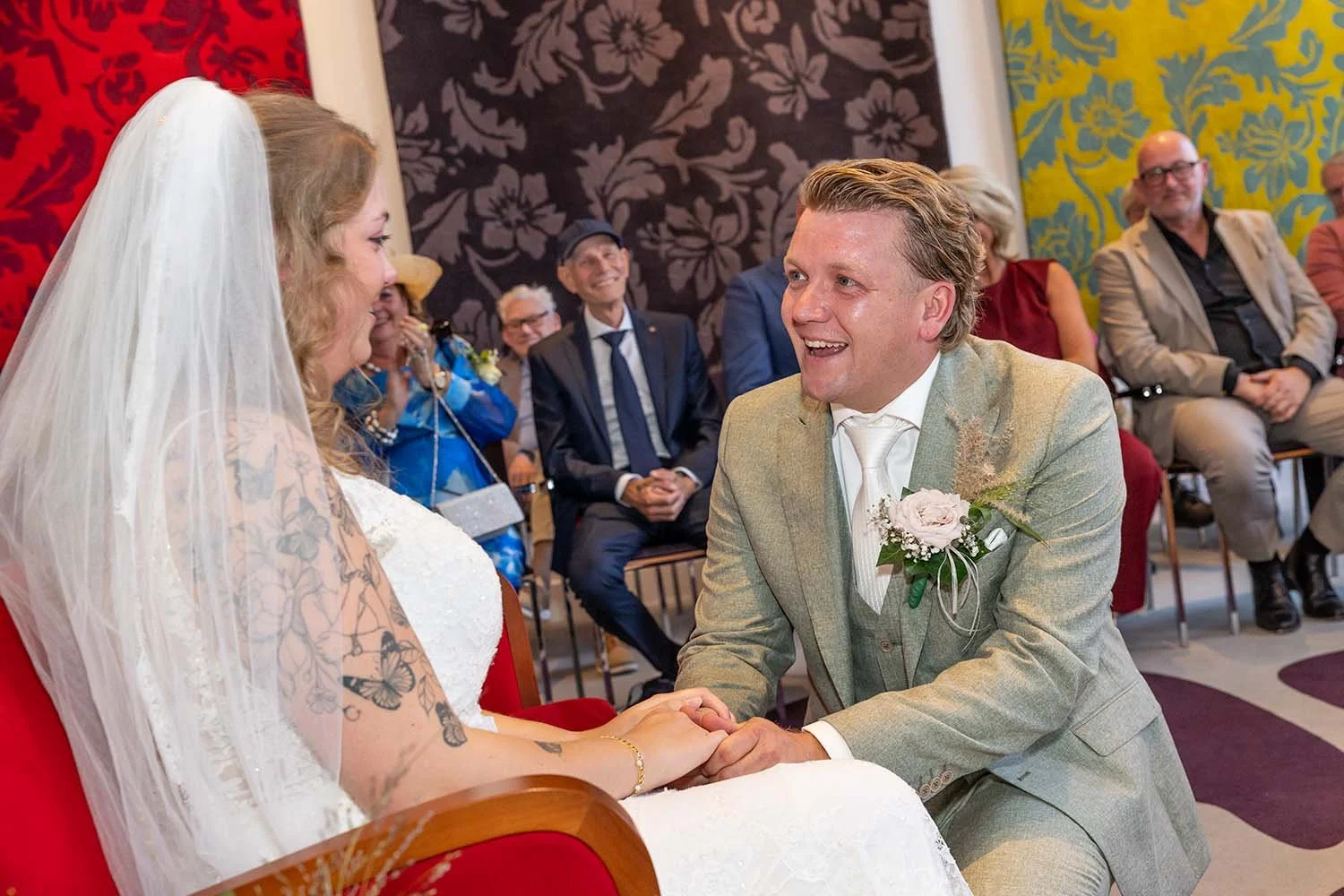 Door de knieën tijdens de ceremonie