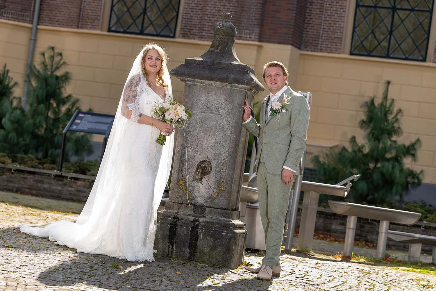 Bruidspaar bij de Leugenpomp in Heino