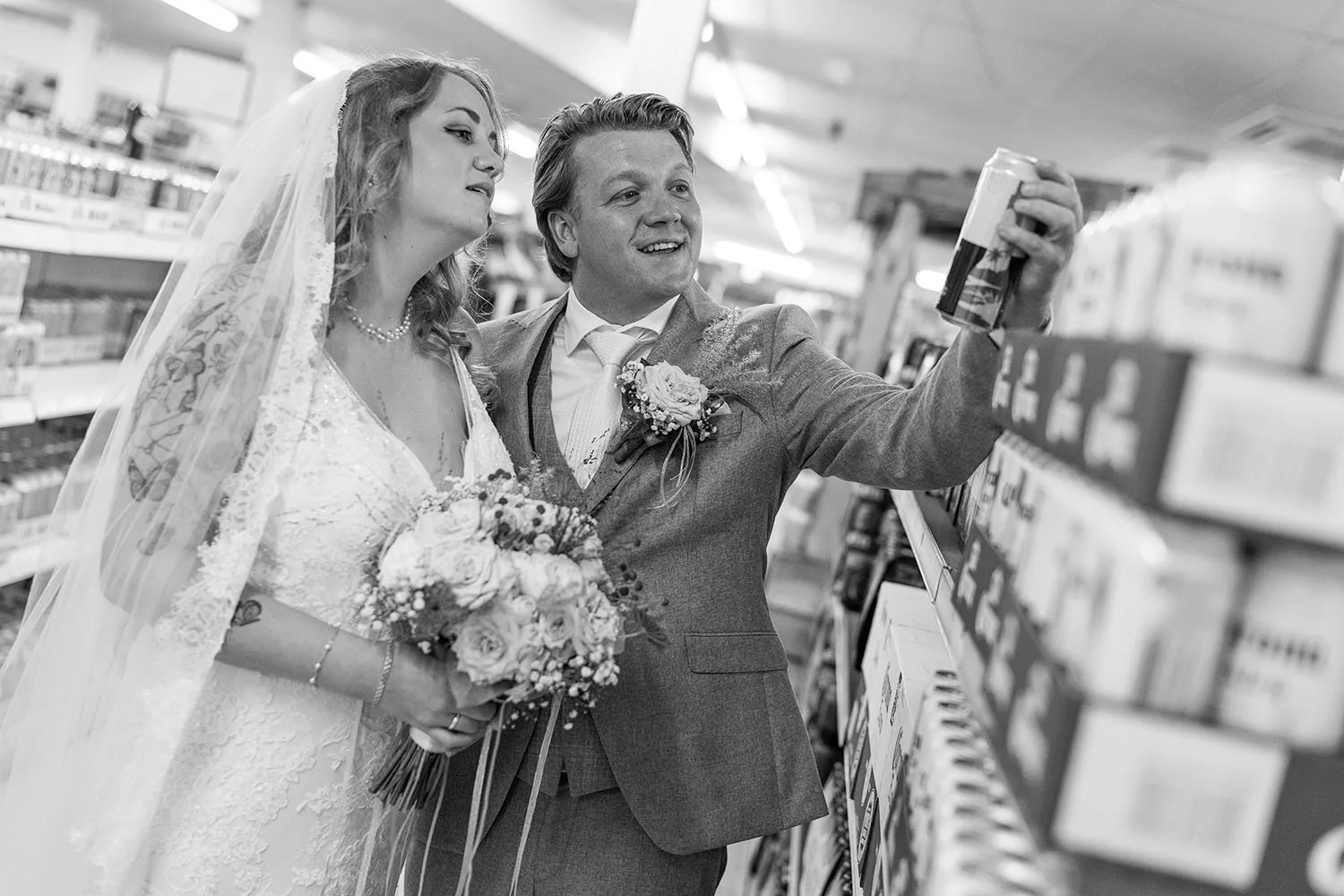 Bruidspaar aan het shoppen in Heino