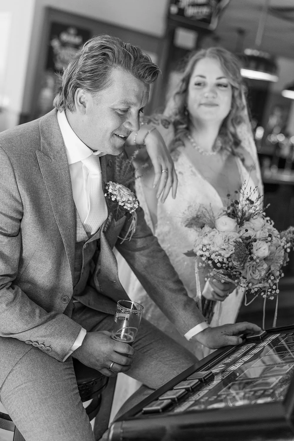 Bruidspaar bij Café Restaurant Marktzicht in Heino