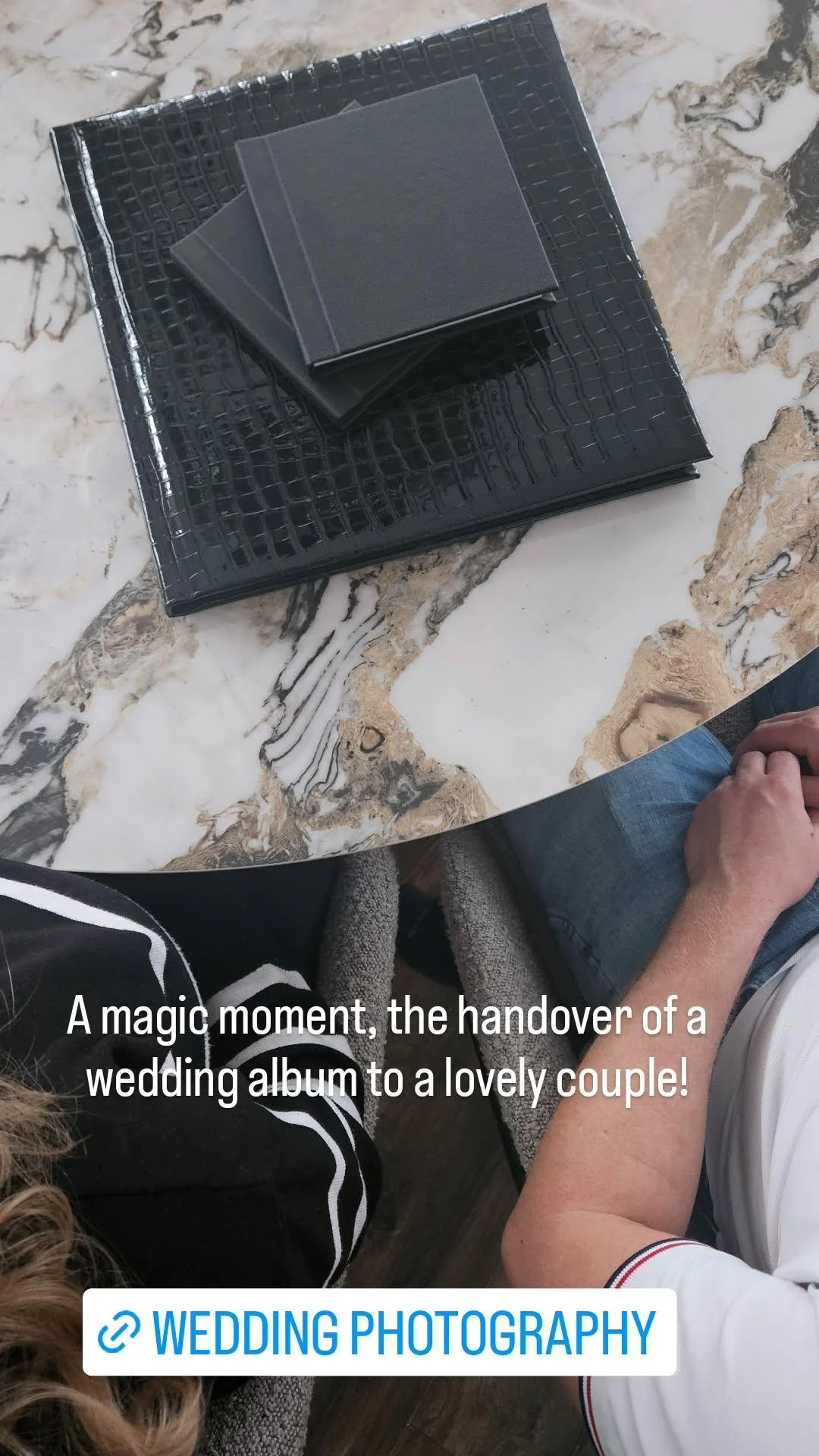 Overhandigen trouwalbum