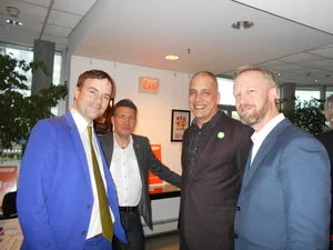 Spencer (left) schmoozing with (from left) an unidentified guest and Green Party politicos Pete Fry and Rick Glumack.