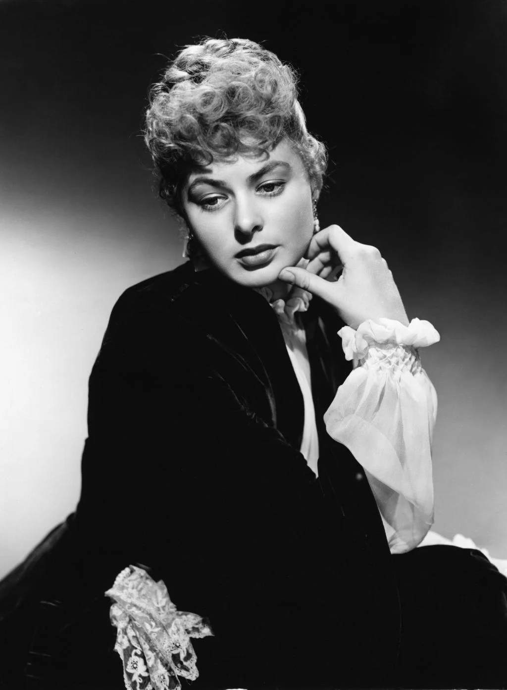 Catch Ingrid Bergman in “Gaslight” at Barclay Manor on January 8.